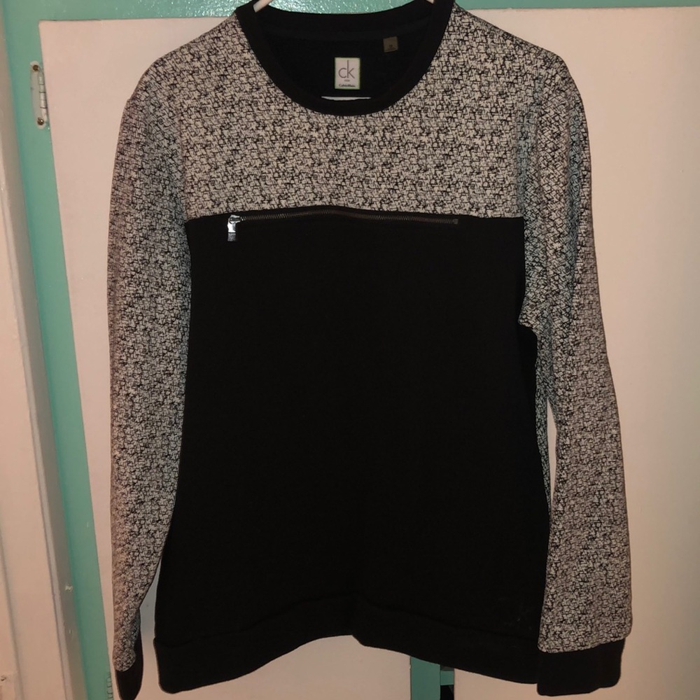 Slim fit Medium CK. Black and concrete design.